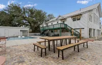 JD’s Zebras - Redesigned Historic School Guesthouse, Old BSL, Steps to Beach - 4-Star