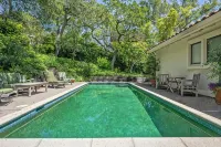 Amazing Get-Away! Enjoy the Views! Relax on Deck or by Pool. Minutes to Plaza. - 3つ星