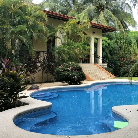 Beautiful Villa, Private Pool, Amazing Gardens! Walkable 5 Bedrooms