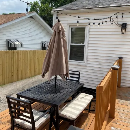 "The Lynn" MODERN URBAN STAY w/ Backyard