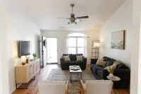 "The Dawning House" - Peaceful Modern Stay w/ Yard