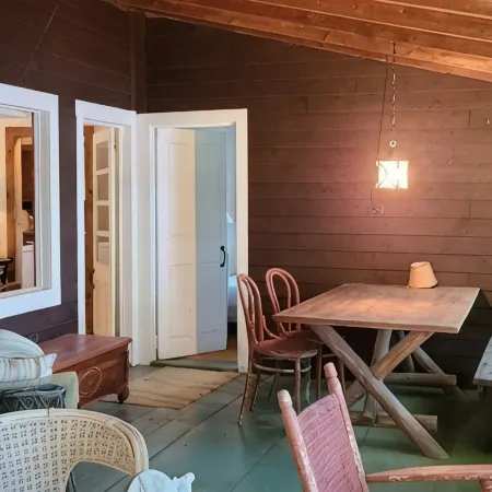 Lakefront Rustic 1930s dog friendly Cabin w/lg screened porch near Lake George