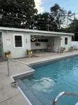 Race City Pit Stop a charming MCM 4-bdrm house with WiFi and AC in Mooresville - Homestays