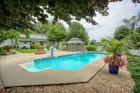 IN-GROUND POOL, Large Private Fenced Yard, Dining Gazebo, Outdoor Kitchen/Bath - 民宿
