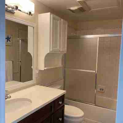 1 bdrm second floor , views pool hot tub private beach spacious newly renovated Rooms