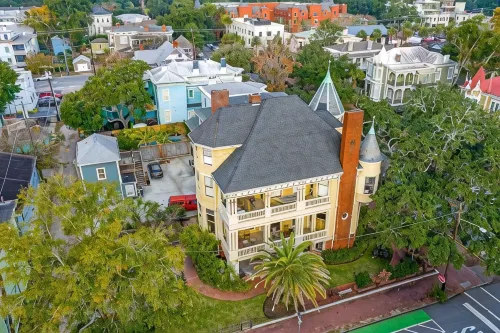 Historic Victorian Mansion, Many Original Features, Great Walkable Area - บังกะโล