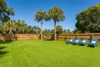 Mahi on Madison: Close to Clearwater Beach w/Huge Fenced Yard & Private Hot Tub - บังกะโล