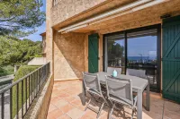 Sanary, exceptional sea view! In large new T2 villa 20 meters from the beach - Homestays