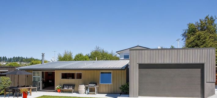 1970's Renovated,self contained 2 bedroom bach Hotels in Wanaka