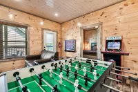 Only 4 Miles to Dollywood! Family Fun with Hot Tub, Arcade, and Foosball! Wifi! - 4 ดาว
