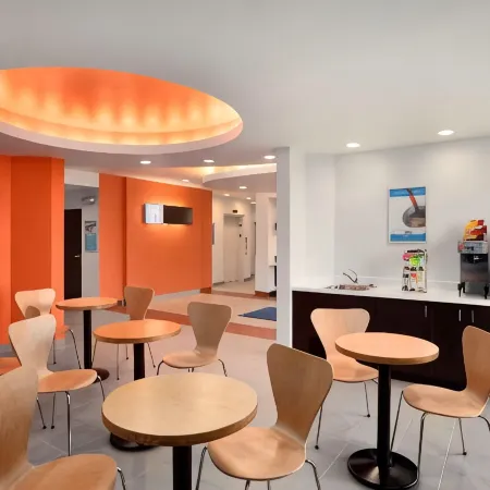 Motel 6 Swift Current, SK Отели в г. Свифт Каррент