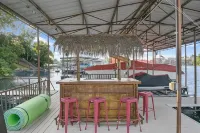 SUPER CLEAN! - Great Cove! on 8mm w/ SUP & Kayak, dock w/ waterslide & tiki bar - 民宿