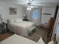 86" TV, Sauna, Firepit, Gym, Ping Pong, Pool, Foosball, Plenty of Parking, Grill