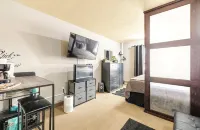 CAL KING BED, FREE PARKING PASS FOR 1 CAR, BY DOWNTOWN & CLINIC - Condos