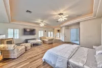 15,000 sqft Mansion 5 min from strip! 1.5 acre compound. Hotel di 