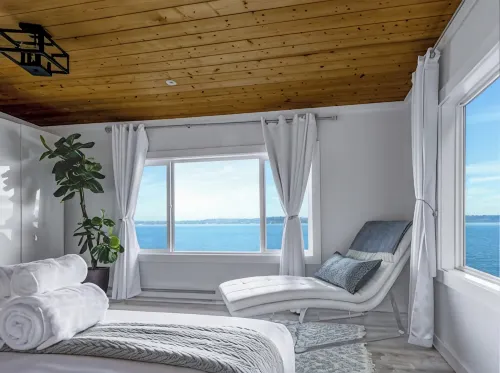 Vashon Modern Waterfront Retreat+Private Beach+BBQ+Firepit