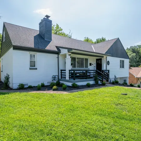 Luxury 5-bedroom House in Charming Cincinnati with Gym, AC, Grill and Smart TVs.