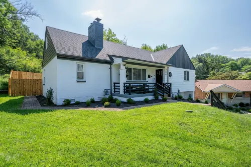 Luxury 5-bedroom House in Charming Cincinnati with Gym, AC, Grill and Smart TVs. - 방갈로