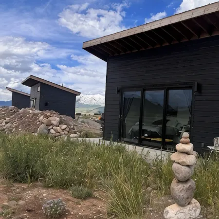 Modern Cabin 1 with AC in charming Paradise Valley with stunning views