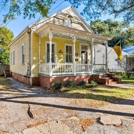 Pet-Friendly Cottage, Walk to Downtown Entertainment & Parades!
