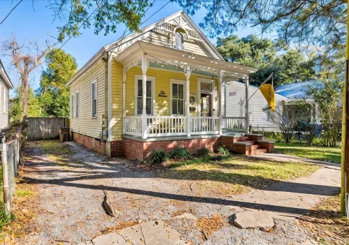 Pet-Friendly Cottage, Walk to Downtown Entertainment & Parades!