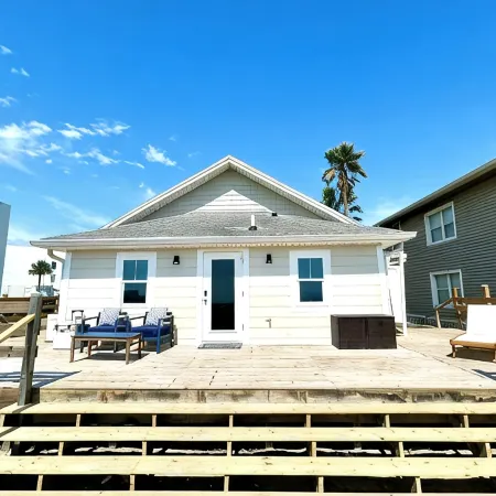 Sun & Fun @ Can't Be Beat Beachfront Location!