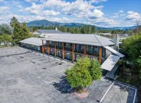 Sandman Motel - parking