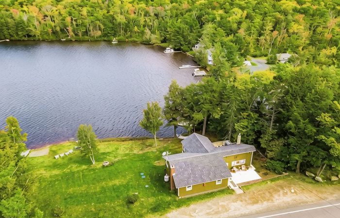 Quaint lakefront; firepit, boat, kayaks, paddleboard, grill, laundry, hammock