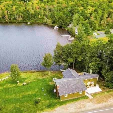 Quaint lakefront; firepit, boat, kayaks, paddleboard, grill, laundry, hammock