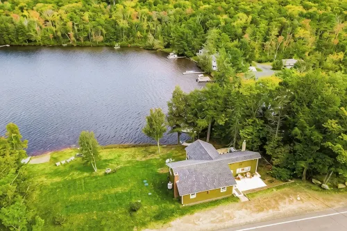 Quaint lakefront; firepit, boat, kayaks, paddleboard, grill, laundry, hammock - WiFi