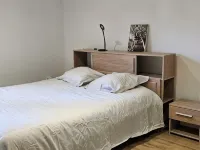 Gîte à la Campagne Dans un Parc Arboré Avec Piscine Hotels in Noves