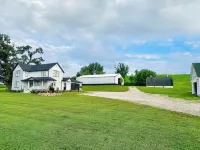 Remodeled 3-bed-3-bath Farmhouse near the John Deere Classic in the Quad Cities! Hotels in Henry County