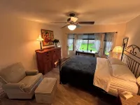 3 Bedroom Enchanting Retreat- Upscale neighborhood near shopping and dining. - บังกะโล