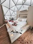 Unique Dome with hot tub, bbq, jacuzzi, near beach