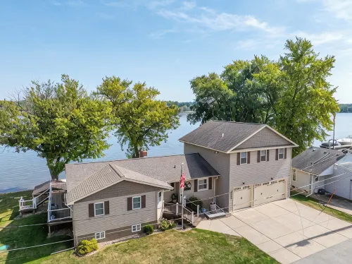 The LeClaire Driftwood Retreat on the Mississippi River! - 4-Star