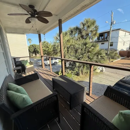 Best Coastal Escape: 2Br/1.5 BA w/Additional Outdoor Shower, 2-Min Walk to Beach