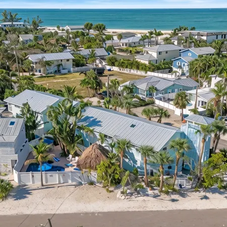 BEST LOCATION! NORTH END OF ANNA MARIA, FL STEPS TO BEACH & DINING - LOWER UNIT