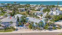 BEST LOCATION! NORTH END OF ANNA MARIA, FL STEPS TO BEACH & DINING -  LOWER UNIT