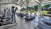 Rare Find w/ 2 AC! Newly renovated condo #128, ground flr, 3-4 min walk to beach - gimnasio