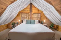 A-Frame Hot Tub Getaway!, Grill, 2 Decks, Trails, EV & Dog Friendly - Alppimaja