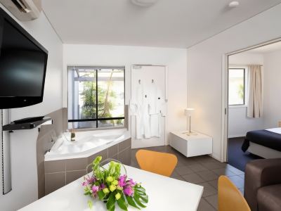 Majestic Oasis Apartments