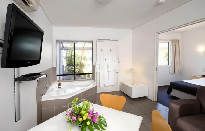 Majestic Oasis Apartments