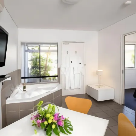 Majestic Oasis Apartments
