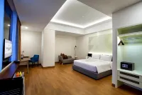 Golden Tulip Essential Makassar - Pools
