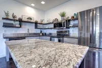 Modern King Suite + Full Kitchen + W/D + Walk to Rushmore Mall