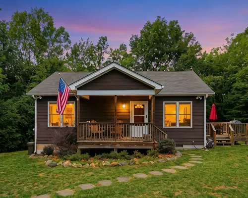 Scenic Mountain Getaway with a Firepit and Amazing Views of Mountains and Horses Hotels in Greene County