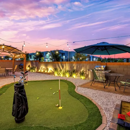 Relax & Play King/Queen Bed + Putting Green Patio Отели рядом с достопримечательностью «Поле для гольфа Durango Hills»