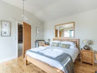 Honeysuckle lodge - sleeps 4/5 with wood burner and private hot tub Hotels in Cheddar