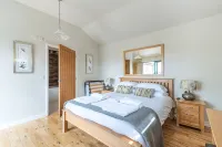 Honeysuckle lodge - sleeps 4/5 with wood burner and private hot tub