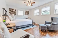 》Breathtaking Lakefront Luxury •Game Room+ Waterfront Fire Pit 4Br Sleeps 10《 - Private Pools